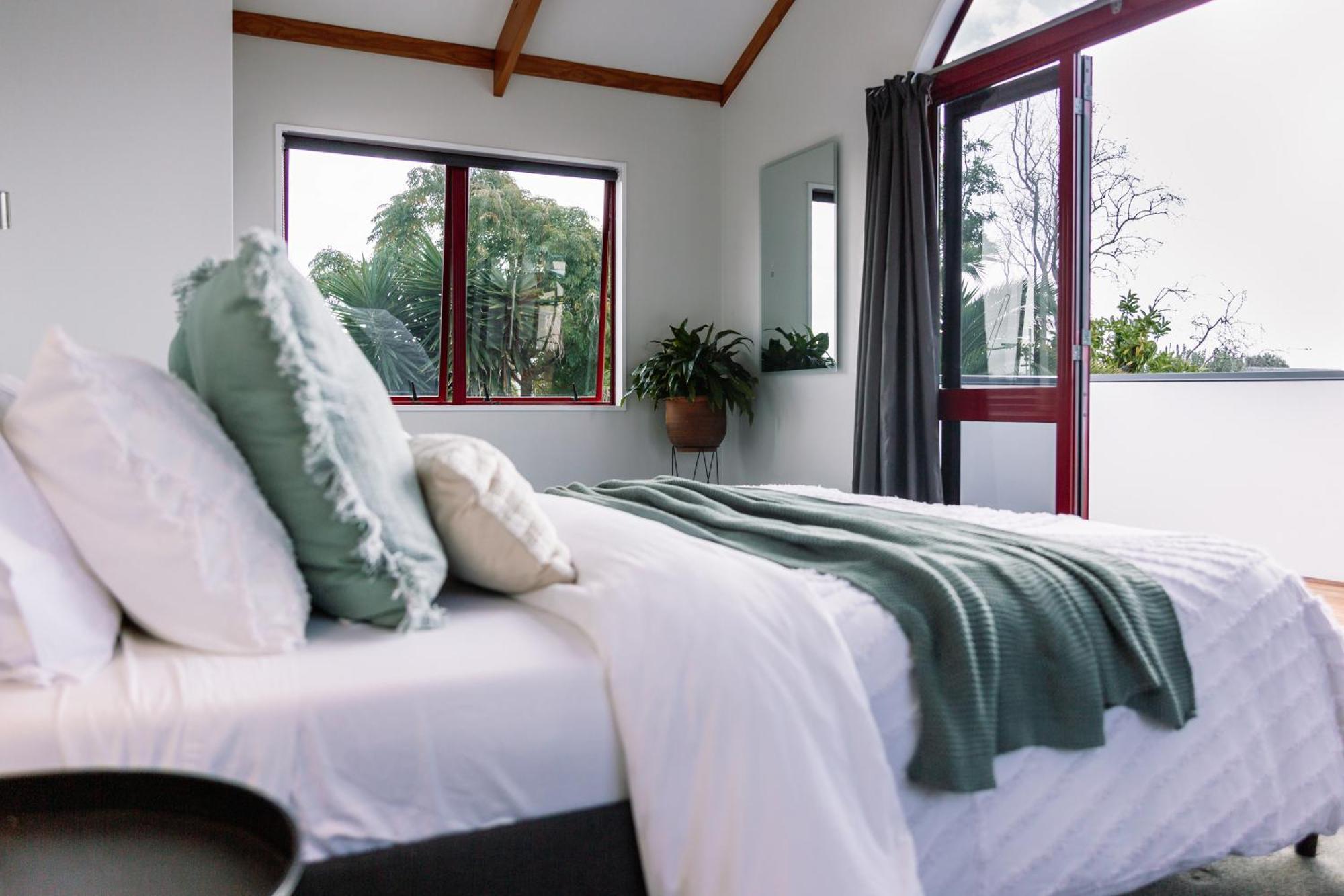 Sandbar Views Beachside Retreat - 100M From The Beach & Pets Welcome Papamoa Exterior photo